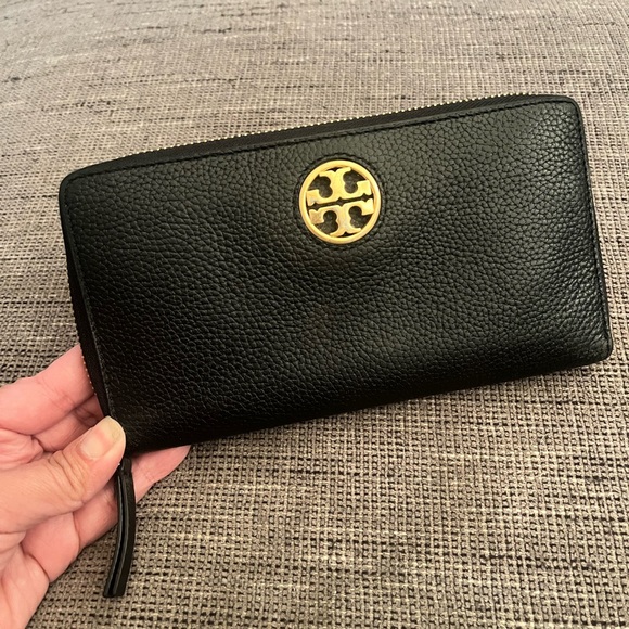 Tory Burch Carson Black Leather Zip Around Wallet - Picture 1 of 8